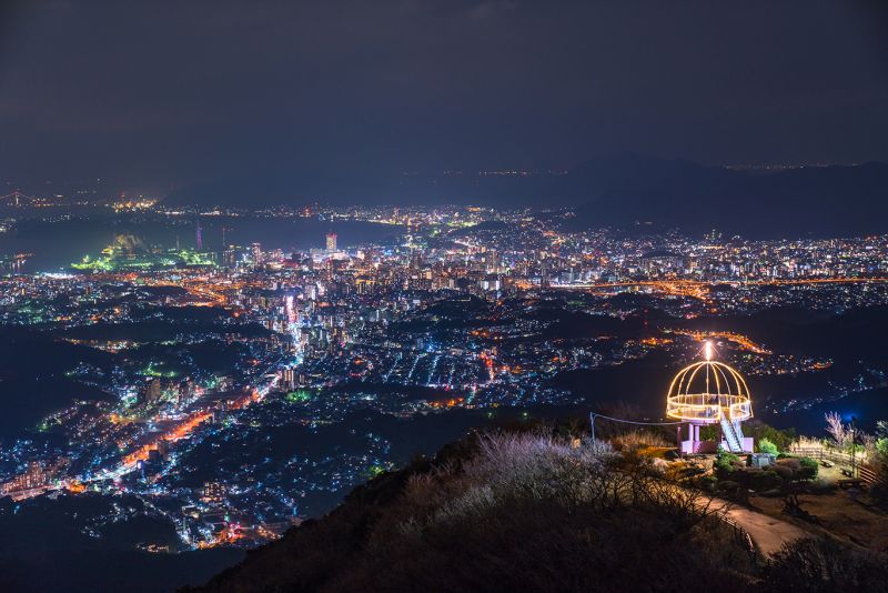 Cảnh đêm nhìn từ núi Sarakura